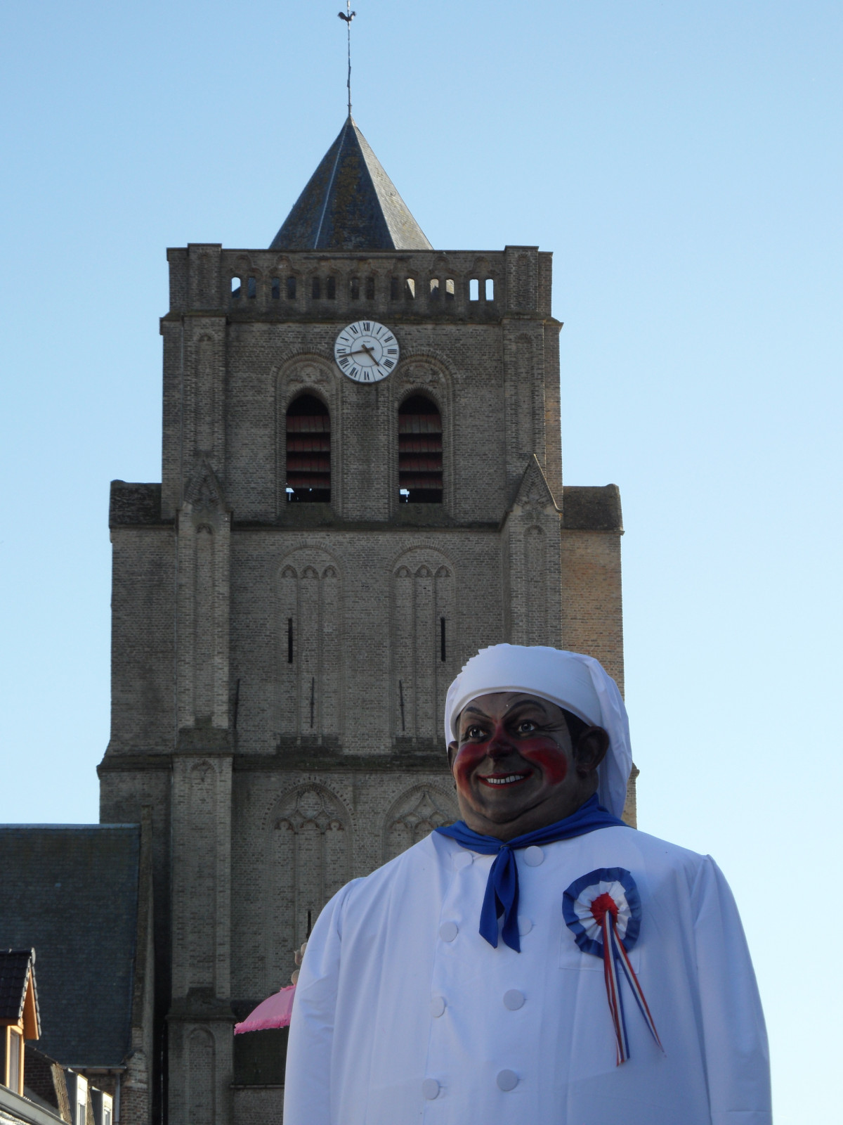 église Saint Martin et géant de Wormhout.JPG